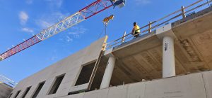 Cantiere edile con movimentazione e posizionamento di parti off-site